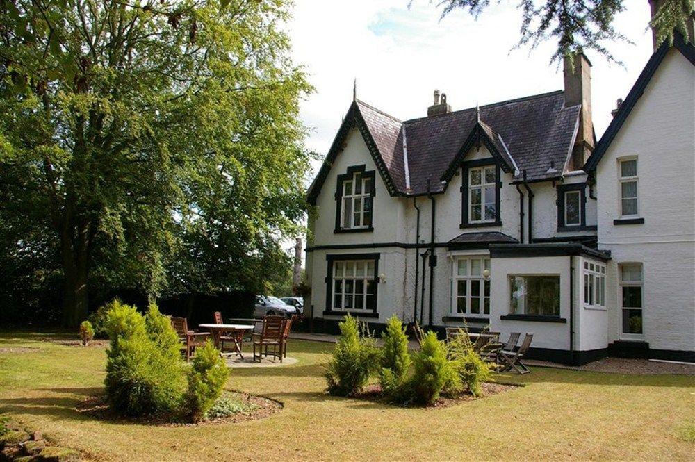 Cross Lanes Hotel Wrexham Exterior photo